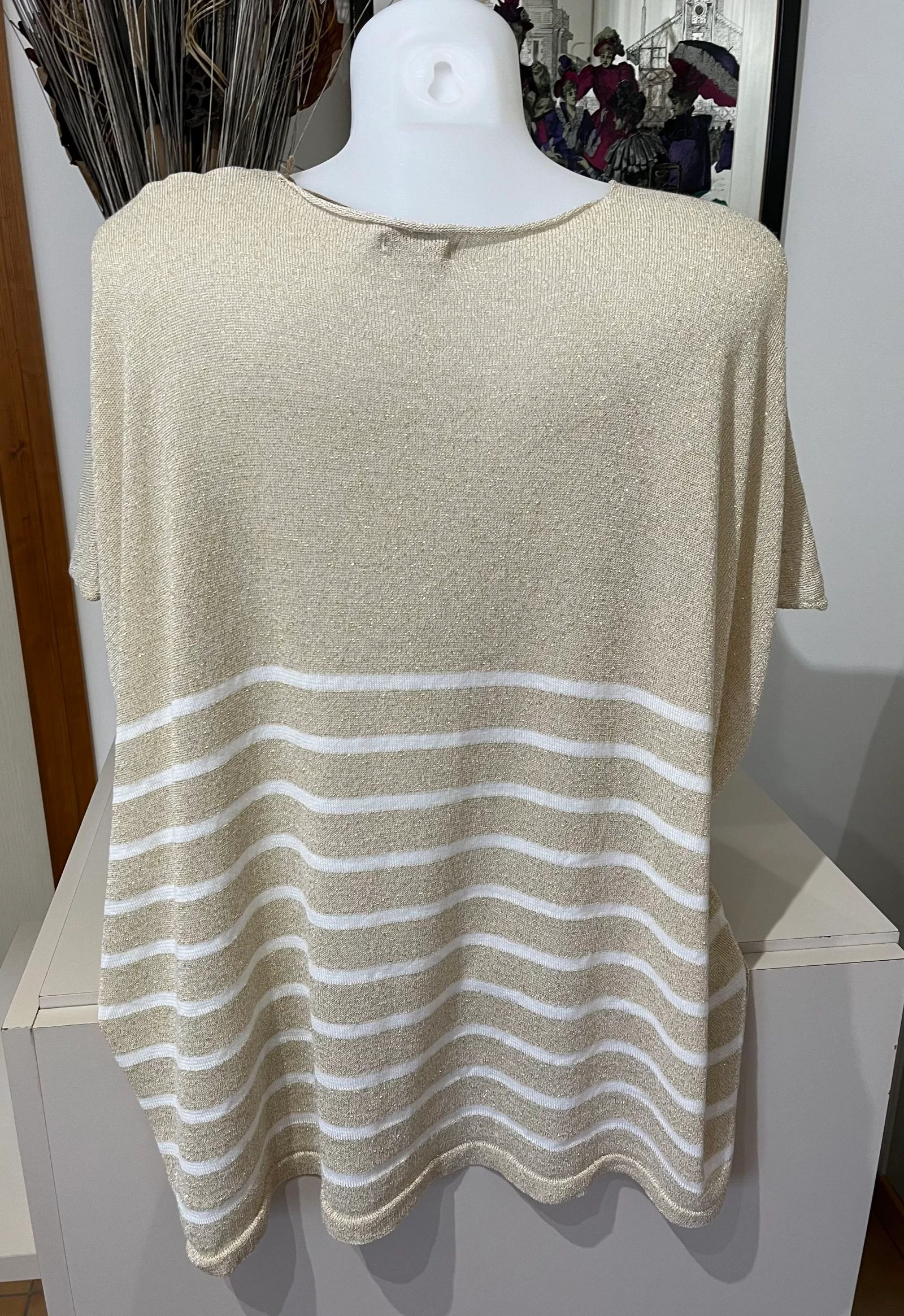 Top oversize irizado dourado com motivos de corações em forma de poncho❤️ – photo 3